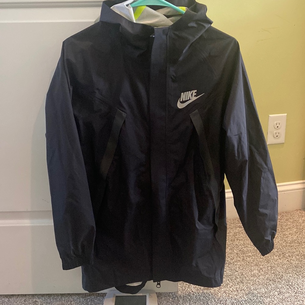 Nike raincoat. Excellent condition never work. Size L